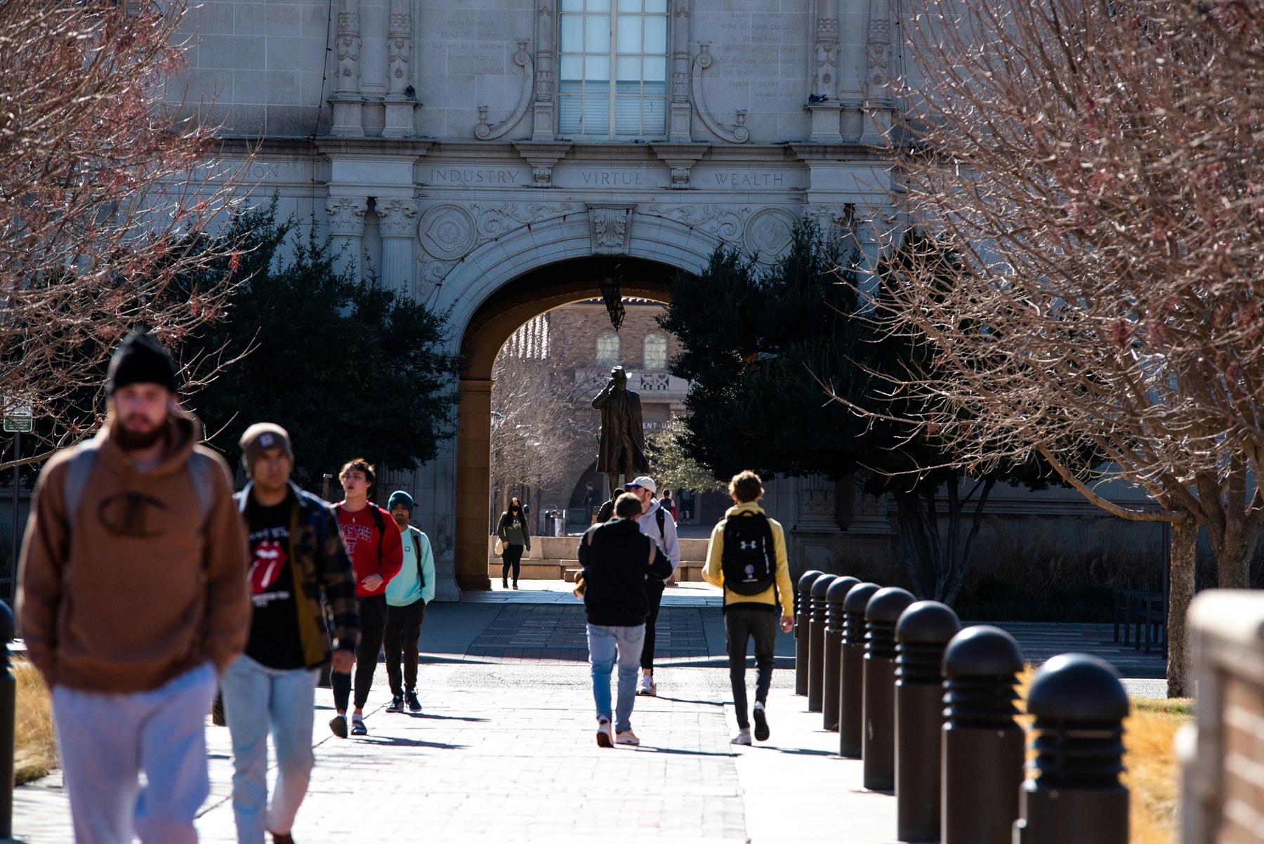 Students walking through a U.S. campus archway